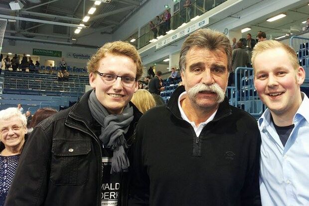 Die Wickeder Handball-Fans Markus Schulte (links) und Steffen Bräker (rechts) zusammen mit Heiner Brand, dem wohl berühmtesten Handball-Trainer Deutschlands, heute in Gummersbach FOTO: PRIVAT