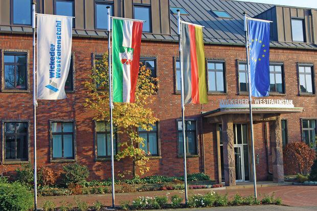 Wehende Fahnen vor dem Verwaltungssitz der „Wickeder Gruppe“ FOTO: ANDREAS DUNKER