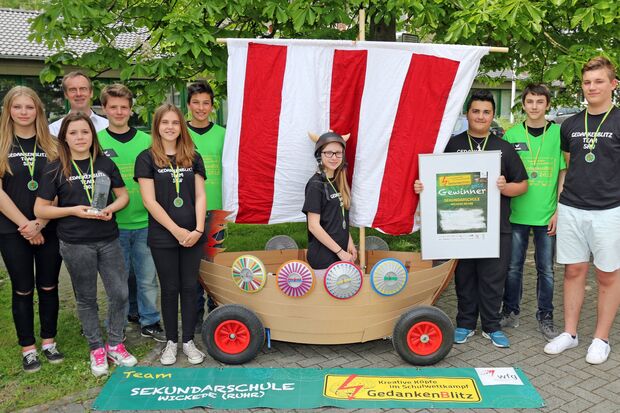 Vanessa Schenkhorst (13) aus Wimbern, Nicole Russmann (12), Sekundarschul-Technik-Lehrer Manfred Heitzhausen (62), Max Humberg (13), Katharina Stieben (13), Eren Olgun (14), Chantal Anaszko (13) im Boot, Hassan Noureddine (13), Christopher Nolte (13) und Marten Ludwig (13) aus Arnsberg-Voßwinkel (von links) FOTO: ANDREAS DUNKER