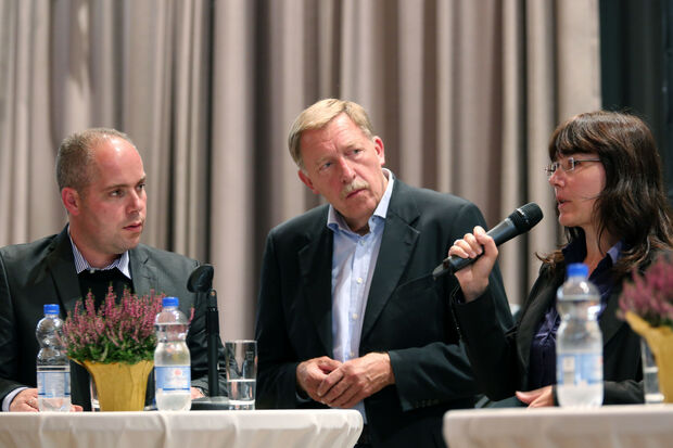 VHS-Leiter und Moderator Marco Schlicht, der pensionierte Deutsch-Lehrer Werner Grote aus Wimbern und Galina Nedelcheva, Leiterin des Kommunalen Integrationszentrums des Kreises Soest (von links) FOTO: ANDREAS DUNKER