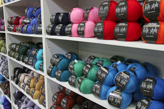 Wollknäuel an Wollknäuel in den Präsentationsregalen des Ateliers Zitron im Industriegebiet Westerhaar in Wickede (Ruhr) FOTO: ANDREAS DUNKER