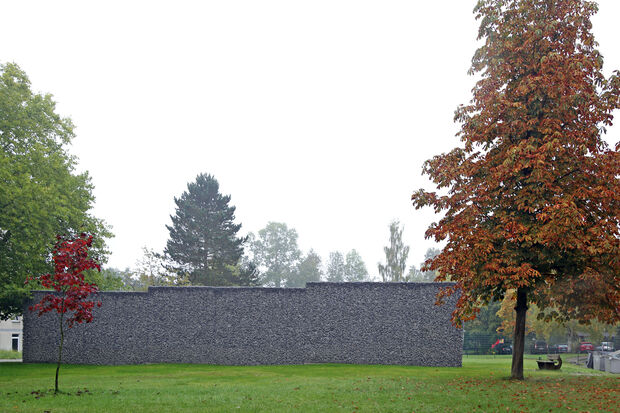 Die teure Steinschüttmauer als Schallschutz steht schon seit zig Monaten. Der eigentliche Bolzplatz wurde jedoch bis heute noch nicht gebaut. ARCHIVFOTO: ANDREAS DUNKER