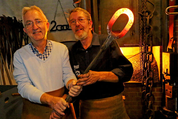 Schmieden, so lange das Eisen heiß ist: Friedrich Neuhaus (links) als Chef der Wickeder CDU-Senioren-Union legte selbst Hand an im Fröndenberger Kettenschmiedemuseum. FOTO: ANDREAS DUNKER