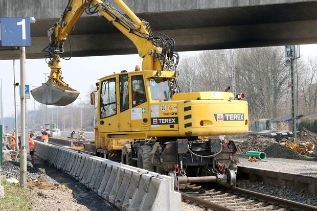Neuer erhöhter Bahnsteig an Gleis 1 zur Hälfte am Osterwochenende fertig gestellt FOTO: ANDREAS DUNKER