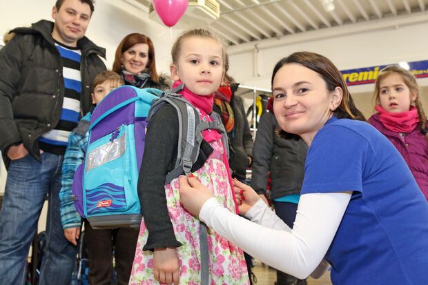 Tornister-Anprobe ARCHIVFOTO: ANDREAS DUNKER