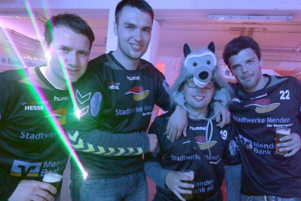 Handballer des TV Schwitten. Einer von ihnen trägt eine Wolfsmaske. FOTO: ANDREAS DUNKER