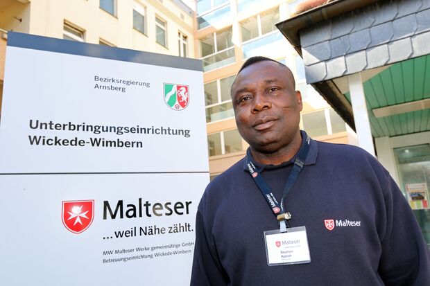 Ein Malteser-Mitarbeiter vor dem Eingang der ZUE ARCHVFOTO: ANDREAS DUNKER