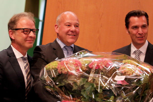 Geschäftsführer Andreas Braun (Mitte) nahm die Ehrung für "Wickeder Westfalenstahl" entgegen. Links: Volksbank-Vorstand Jochen Bauerdick – rechts sein Kollege Holger Georg Schwarz FOTO: ANDREAS DUNKER
