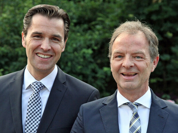 Zufriedene Gesichter: die Volksbank-Vorstände Holger Georg Schwarz und Jochen Bauerdick (von links) FOTO: ANDREAS DUNKER