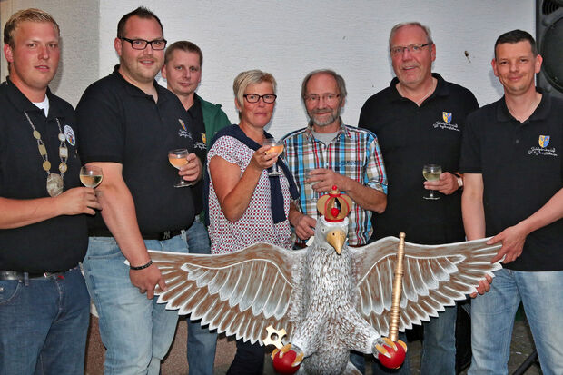 Königliche Vogeltaufe mit Sekt FOTO: ANDREAS DUNKER