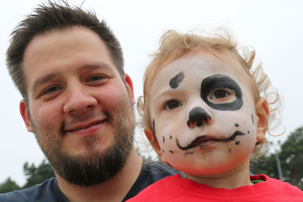 Kampfsport und Kinderschminken – beim TV-Geburtstag gab es alles gleichermaßen. – Mitglieder der Showtanz- und Akrobatik-Gruppe "Dansu" bemalten die Geschichter der Kids. FOTO: ANDREAS DUNKER