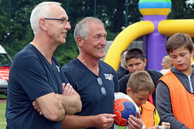 TV-Vorsitzender Dr. Lutz Hofmann und Handball-Fachwart Richard Malinowski verfolgten das Spiel vom Rande aus – sichtlich amüsiert. FOTO: ANDREAS DUNKER