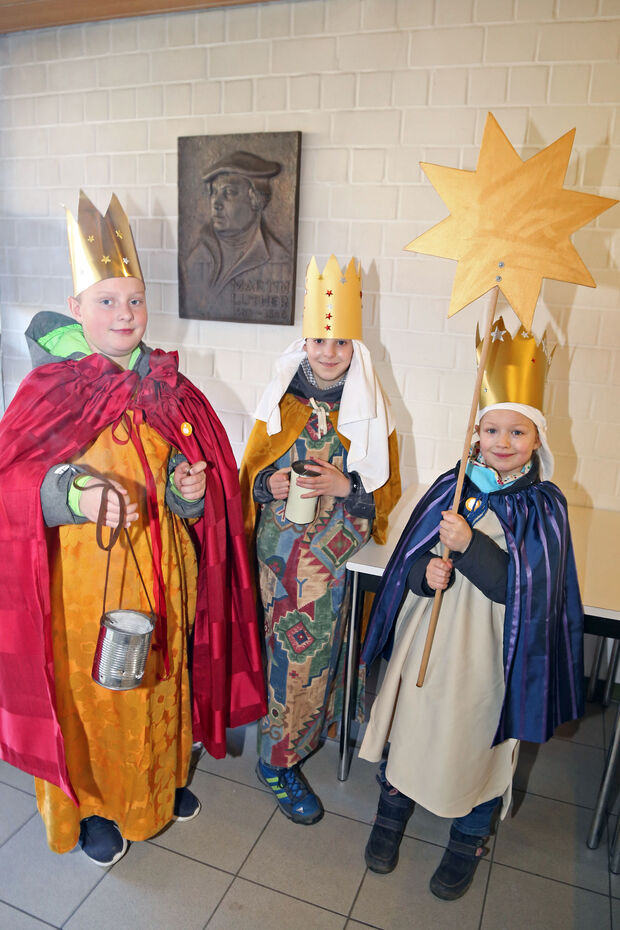 Katholische Sternsinger kamen auch zum Neujahrsempfang der evangelischen Kirchengemeinde ins Martin-Luther-Haus. Hier vor einem Luther-Bildnis. FOTO: ANDREAS DUNKER
