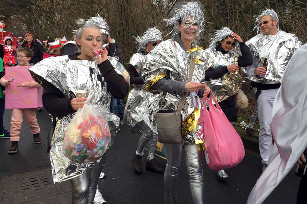 Bei dem stürmischen Wind mussten die Karnevalisten teilweise ihre Perücken festhalten. FOTO: ANDREAS DUNKER