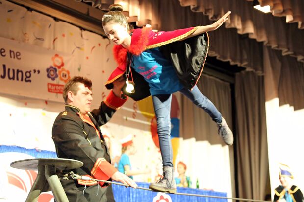 Beim Kinderkarneval des Wickeder Turnvereins musste das TV-Kinderprinzenpaar Lotta Bormann und Felix Schnapp seine Ballance-Künste auf einem gespannten Stahlsein zeigen. FOTO: ANDREAS DUNKER