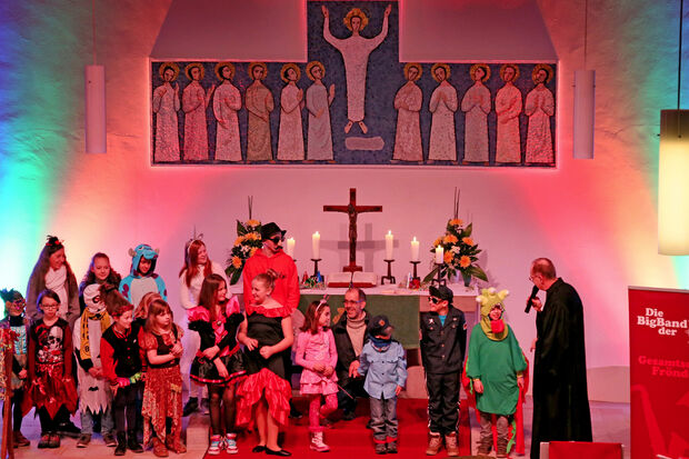 Pfarrer Dr. Christian Klein präsentierte beim Karnevalsgottesdienst die bunt kostümierten Kinder und Jugendlichen im Chorraum der evangelischen Christus-Kirche in Wickede. FOTO: ANDREAS DUNKER
